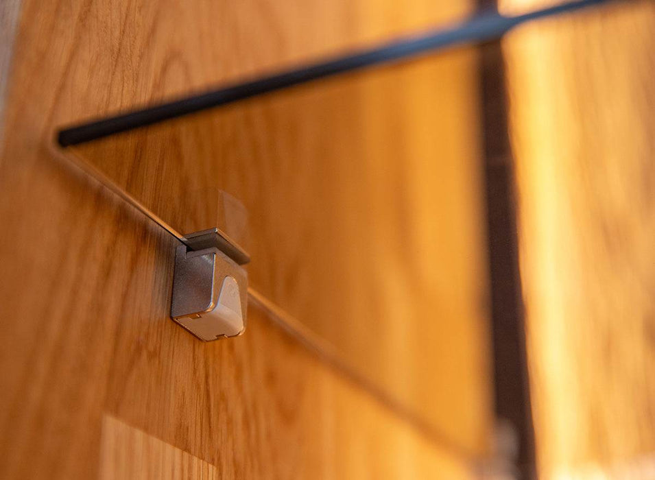 Beleuchtete Vitrinen Kommode Collodi aus massiver Eiche mit Rückwand in grober Holzstruktur -