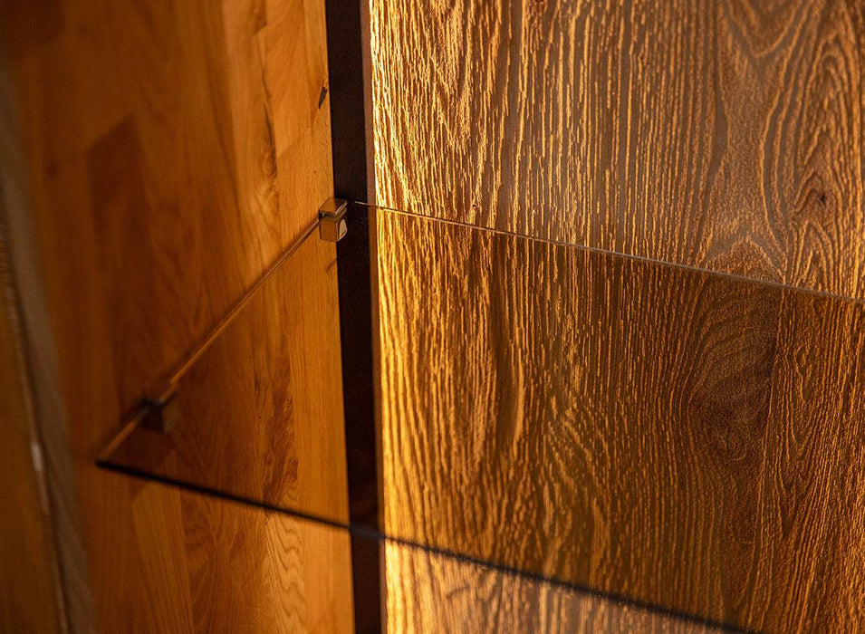 Beleuchtete Vitrinen Kommode Collodi aus massiver Eiche mit Rückwand in grober Holzstruktur -