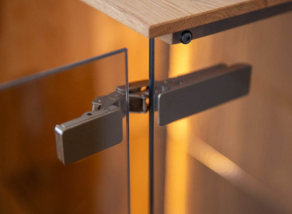 Beleuchtete Vitrinen Kommode Collodi aus massiver Eiche mit Rückwand in grober Holzstruktur -