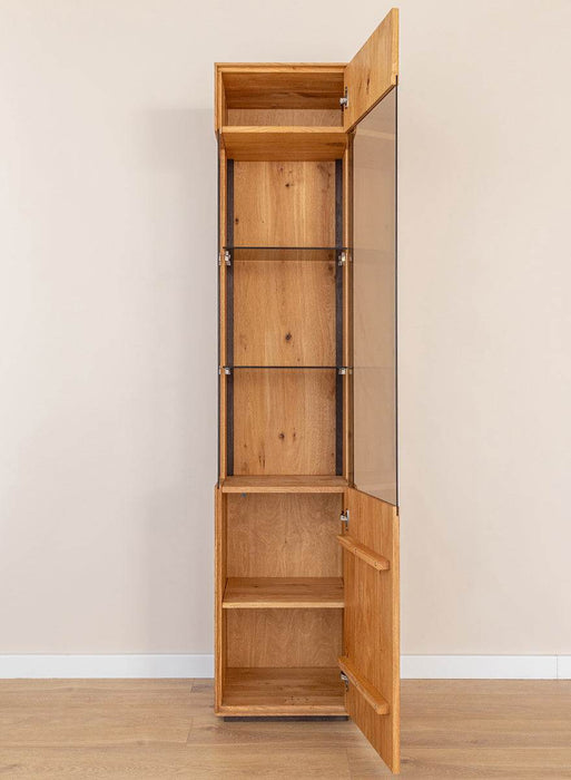 Beleuchtete Standvitrine Collodi aus massiver Eiche mit Rückwand in grober Holzstruktur -