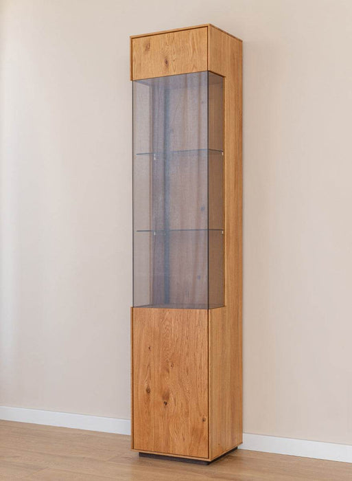 Beleuchtete Standvitrine Collodi aus massiver Eiche mit Rückwand in grober Holzstruktur -
