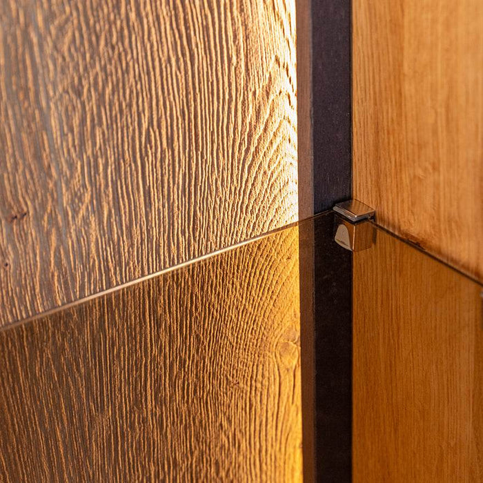 Beleuchtete Standvitrine Collodi aus massiver Eiche mit Rückwand in grober Holzstruktur -