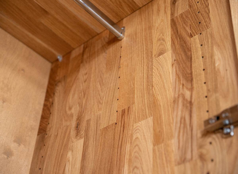 Moderner Kleiderschrank aus massiver Eiche | Beleuchteter Schrank Ravello 4 mit Glastür -