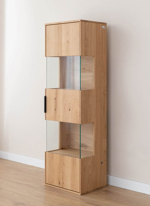 Beleuchtete Hängevitrine aus massiver Eiche | Vitrine Tirano I mit Rückwand in grober Holzstruktur -