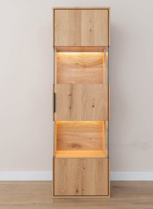 Beleuchtete Hängevitrine aus massiver Eiche | Vitrine Tirano I mit Rückwand in grober Holzstruktur -