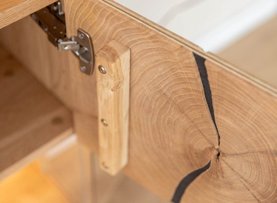 Beleuchtete Standvitrine aus massiver Eiche mit Hirnholz | Vitrine Tirano III mit Rückwand in grober Holzstruktur -