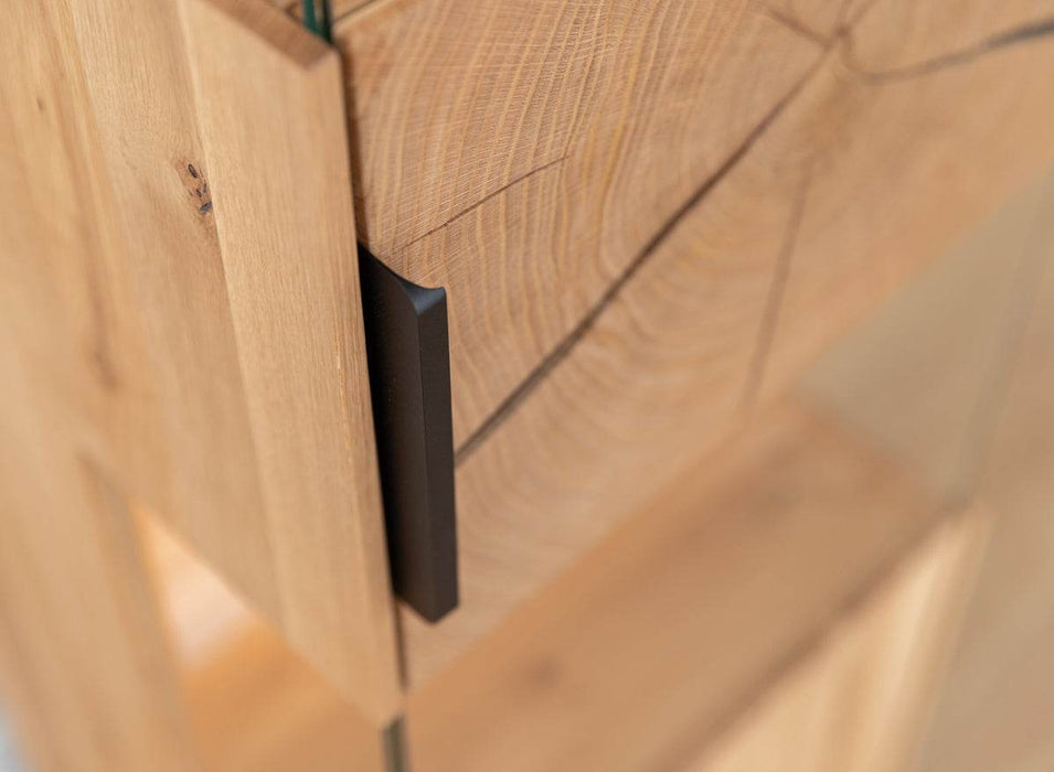 Beleuchtete Standvitrine aus massiver Eiche mit Hirnholz | Vitrine Tirano III mit Rückwand in grober Holzstruktur -