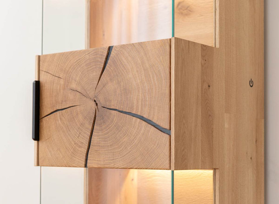 Beleuchtete Standvitrine aus massiver Eiche mit Hirnholz | Vitrine Tirano III mit Rückwand in grober Holzstruktur -