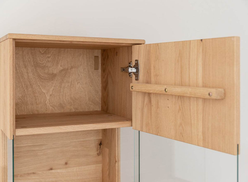 Beleuchtete Standvitrine aus massiver Eiche mit Hirnholz | Vitrine Tirano III mit Rückwand in grober Holzstruktur -