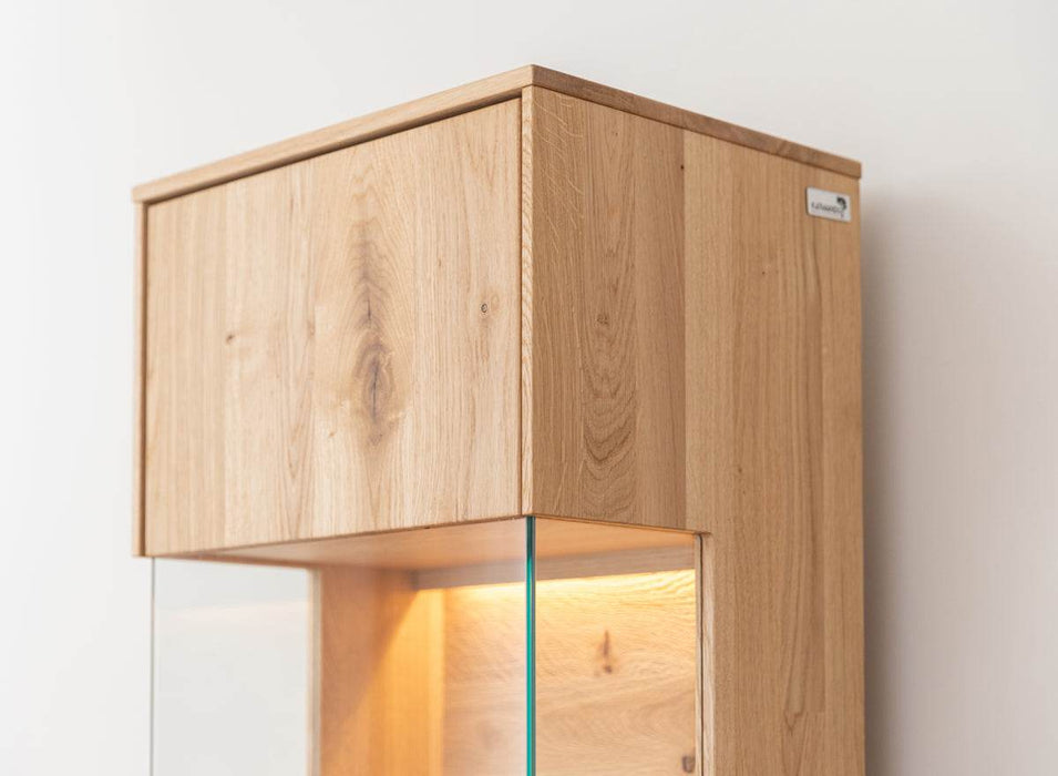 Beleuchtete Standvitrine aus massiver Eiche mit Hirnholz | Vitrine Tirano III mit Rückwand in grober Holzstruktur -