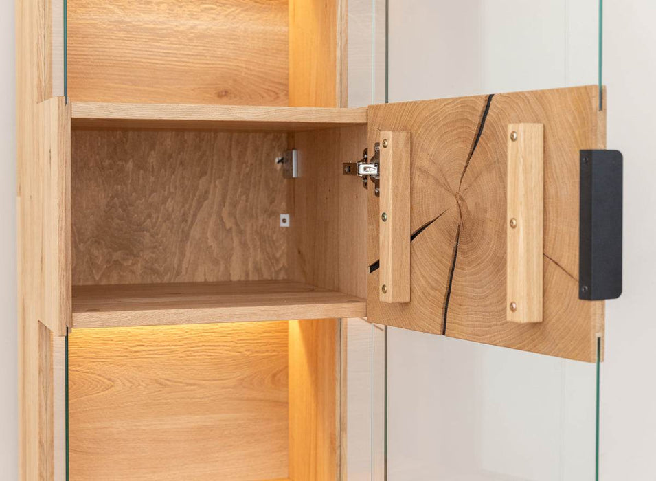 Beleuchtete Standvitrine aus massiver Eiche mit Hirnholz | Vitrine Tirano III mit Rückwand in grober Holzstruktur -