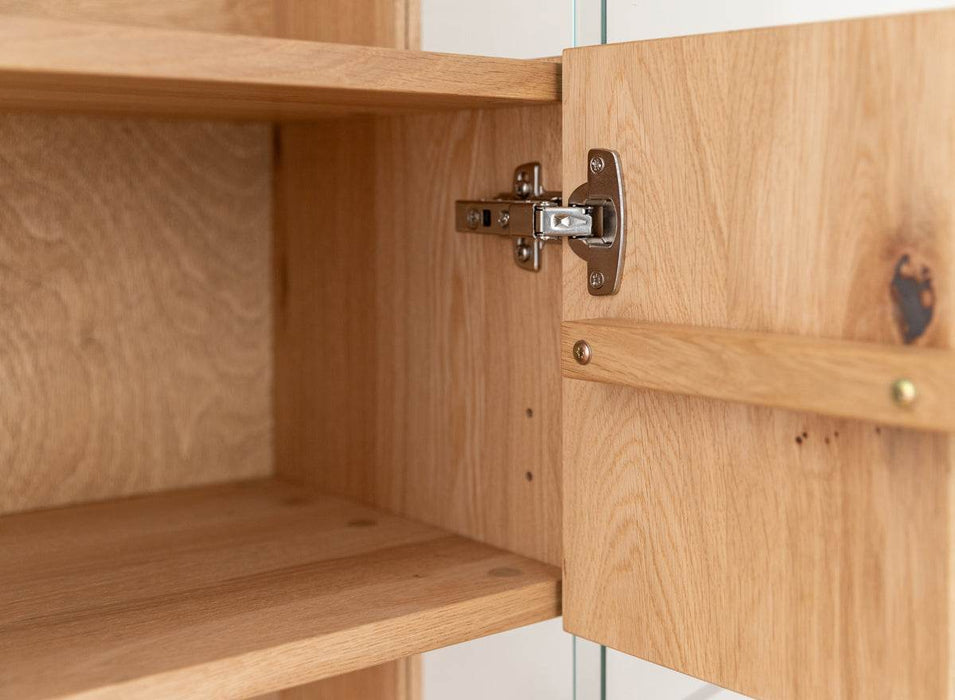 Beleuchtete Hängevitrine aus massiver Eiche | Vitrine Tirano I mit Rückwand in grober Holzstruktur -