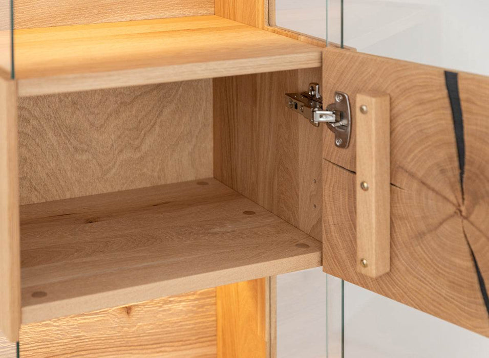 Beleuchtete Standvitrine aus massiver Eiche mit Hirnholz | Vitrine Tirano III mit Rückwand in grober Holzstruktur -
