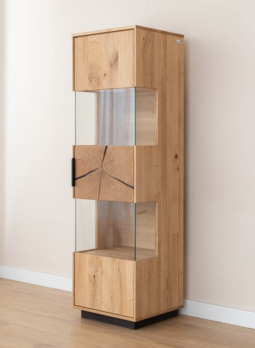 Beleuchtete Standvitrine aus massiver Eiche mit Hirnholz | Vitrine Tirano III mit Rückwand in grober Holzstruktur -
