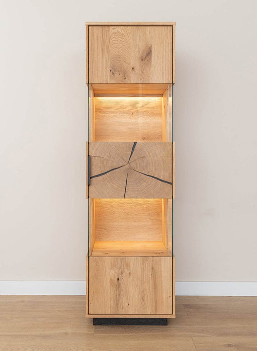 Beleuchtete Standvitrine aus massiver Eiche mit Hirnholz | Vitrine Tirano III mit Rückwand in grober Holzstruktur -