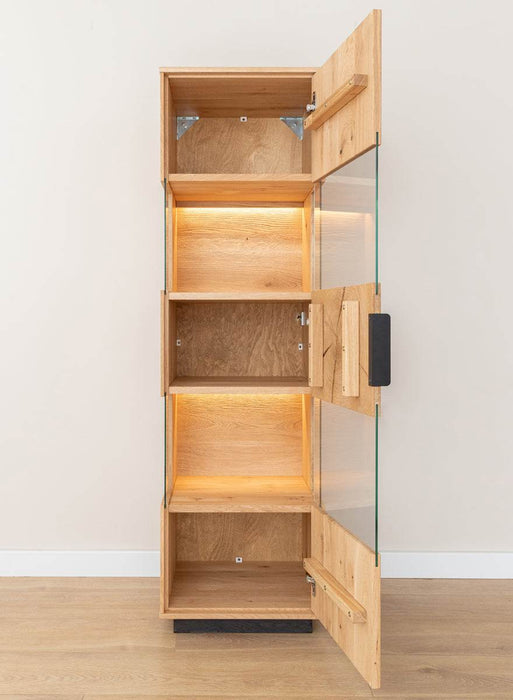 Beleuchtete Standvitrine aus massiver Eiche mit Hirnholz | Vitrine Tirano III mit Rückwand in grober Holzstruktur -