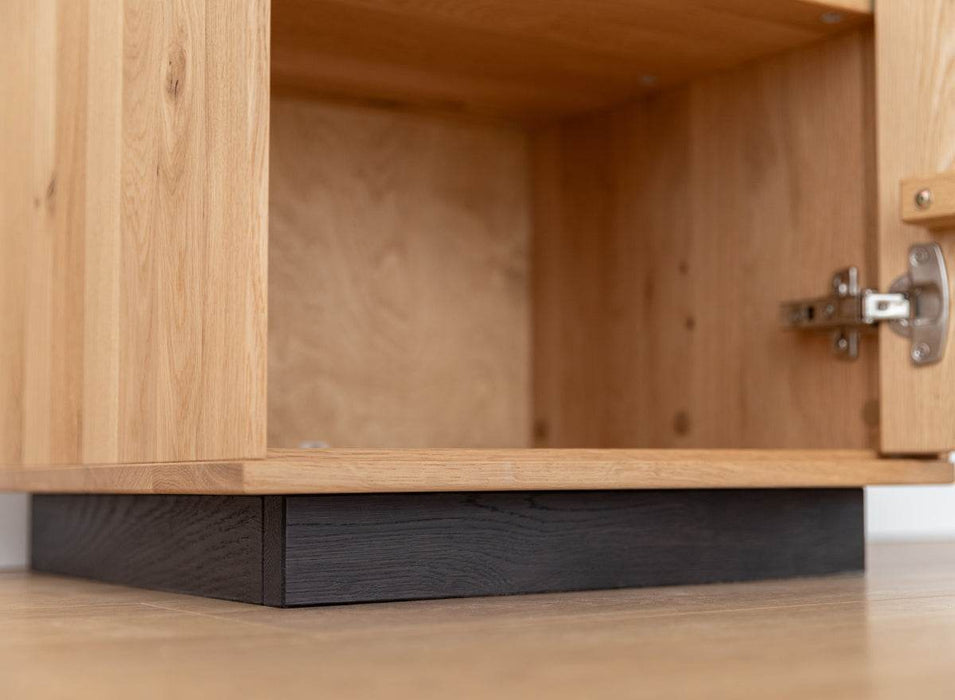 Beleuchtete Standvitrine aus massiver Eiche mit Hirnholz | Vitrine Tirano III mit Rückwand in grober Holzstruktur -