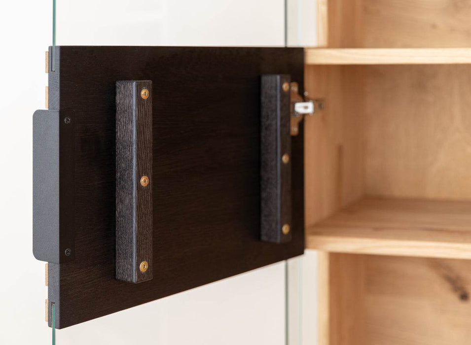 Beleuchtete Standvitrine aus massiver Eiche mit Lamellen | Wohnzimmerschrank Tirano II mit Rückwand in grober Holzstruktur -