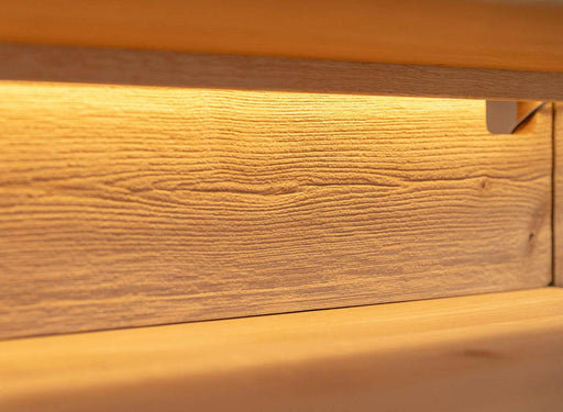 Beleuchtete Hängekommode aus massiver Eiche | TV-Board Tirano I mit Schaukasten und grober Holzstruktur -