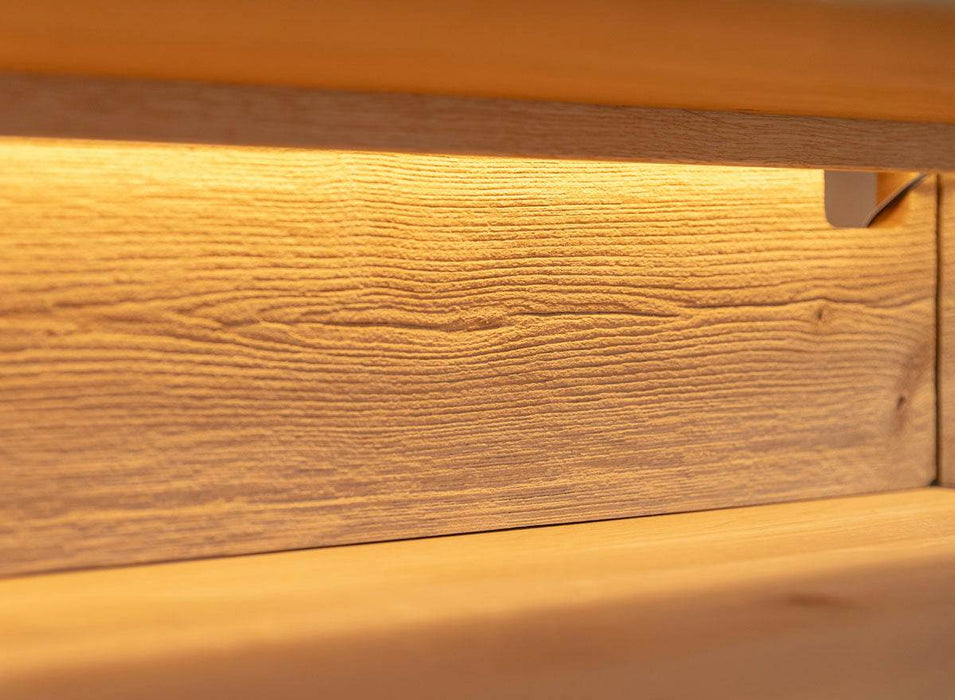 Beleuchtete Hängekommode aus massiver Eiche | TV-Board Tirano I mit Schaukasten und grober Holzstruktur -