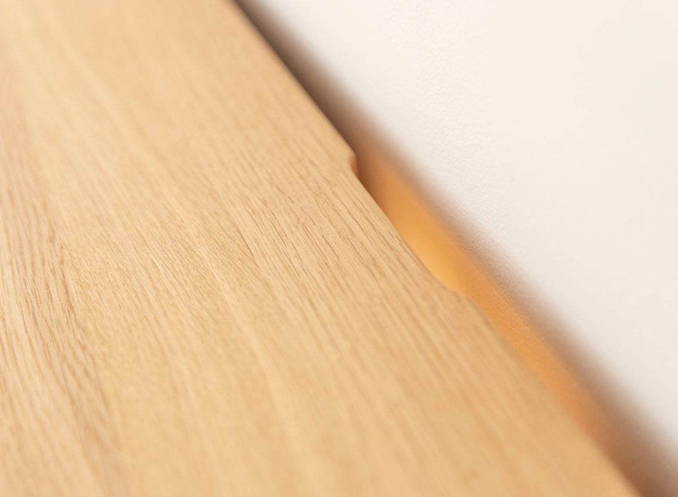 Beleuchtete Hängekommode aus massiver Eiche | TV-Board Tirano I mit Schaukasten und grober Holzstruktur -