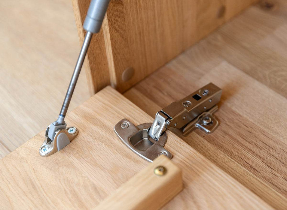 Beleuchtete Hängekommode aus massiver Eiche | TV-Board Tirano I mit Schaukasten und grober Holzstruktur -