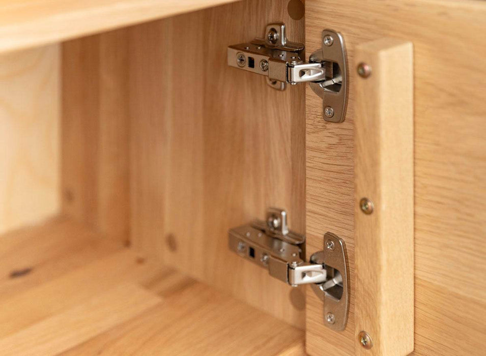 Beleuchtete Hängekommode aus massiver Eiche | TV-Board Tirano I mit Schaukasten und grober Holzstruktur -