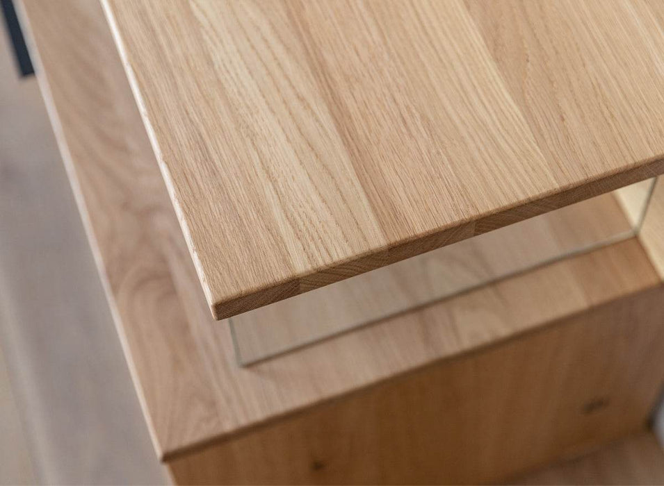 Beleuchtete Hängekommode aus massiver Eiche | TV-Board Tirano I mit Schaukasten und grober Holzstruktur -