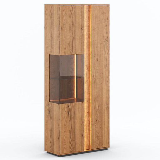 Beleuchteter Wohnzimmerschrank Collodi aus massiver Eiche mit Rückwand in grober Holzstruktur -