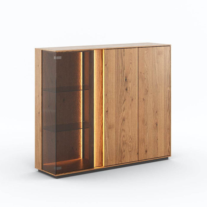 Beleuchtetes Sideboard Collodi aus massiver Eiche mit Rückwand in grober Holzstruktur -