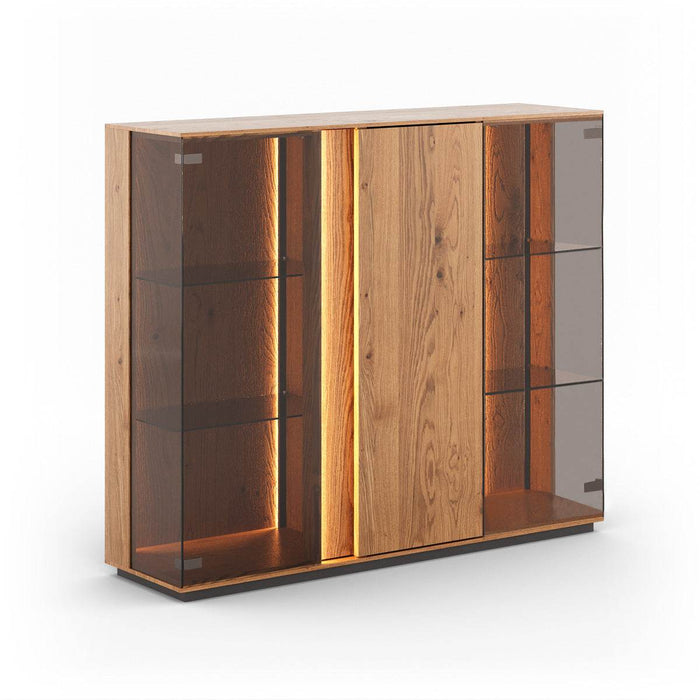 Beleuchtete Vitrinen Kommode Collodi aus massiver Eiche mit Rückwand in grober Holzstruktur -