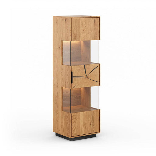 Beleuchtete Standvitrine aus massiver Eiche mit Hirnholz | Vitrine Tirano III mit Rückwand in grober Holzstruktur -