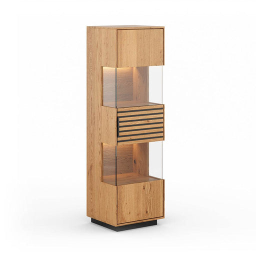 Beleuchtete Standvitrine aus massiver Eiche mit Lamellen | Vitrine Tirano II mit Rückwand in grober Holzstruktur -