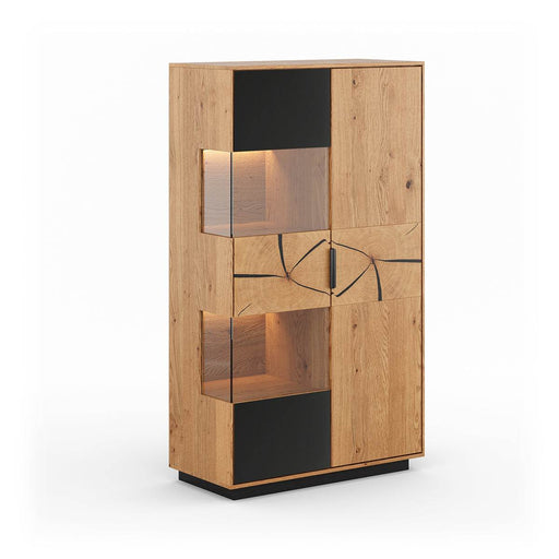 Beleuchtete Standvitrine aus massiver Eiche und Glas | Wohnzimmerschrank Tirano IV mit Rückwand in grober Holzstruktur -