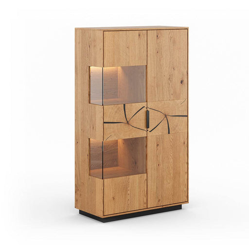 Beleuchtete Standvitrine aus massiver Eiche mit Hirnholz | Wohnzimmerschrank Tirano III mit Rückwand in grober Holzstruktur -