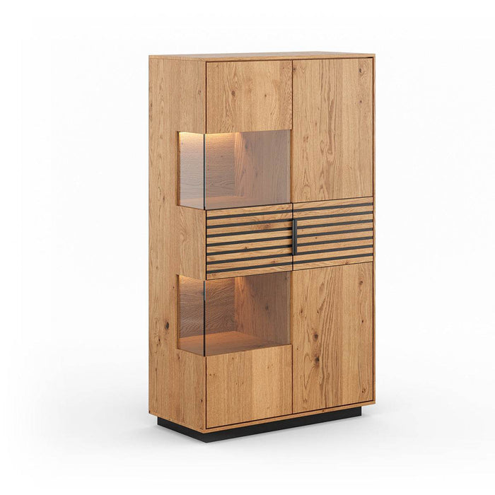 Beleuchtete Standvitrine aus massiver Eiche mit Lamellen | Wohnzimmerschrank Tirano II mit Rückwand in grober Holzstruktur -
