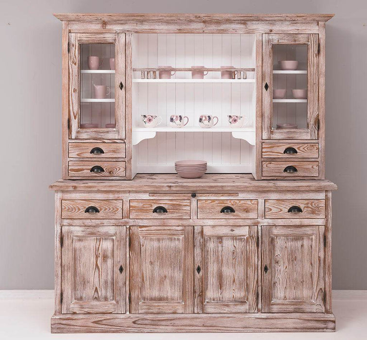 Breiter Buffetschrank aus Massivholz im Landhausstil -