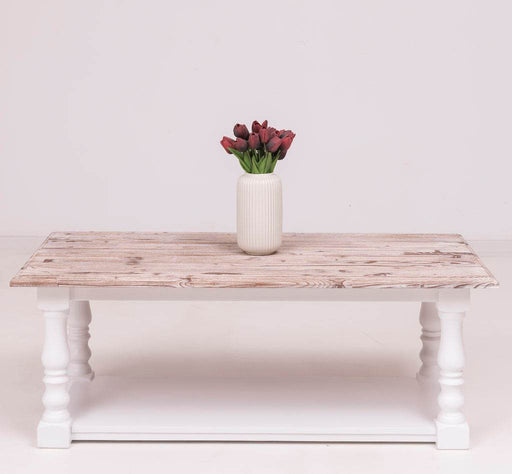 Couchtisch aus Massivholz mit gedrechselten Beinen und Ablage -