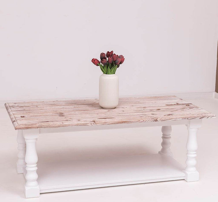 Couchtisch aus Massivholz mit gedrechselten Beinen und Ablage -