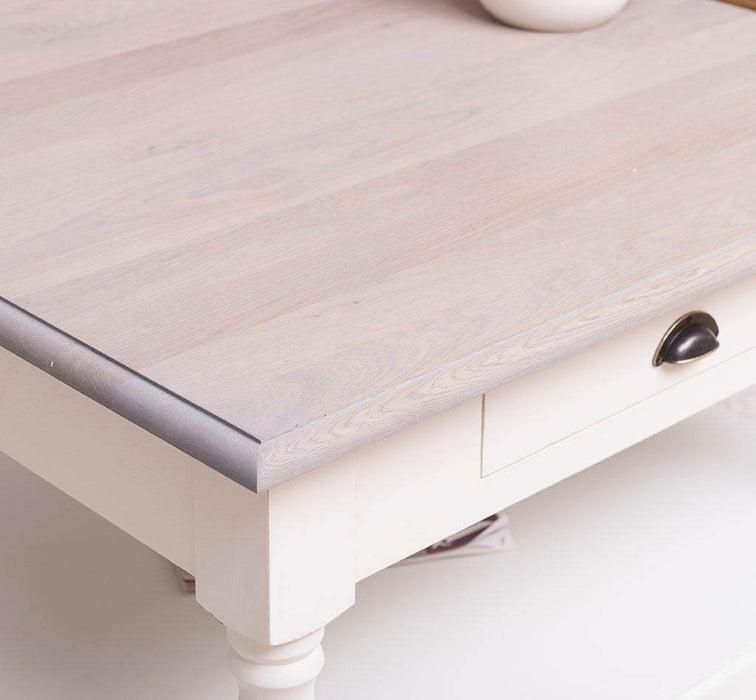 Kleiner Couchtisch aus Massivholz im Landhausstil mit Schublade -