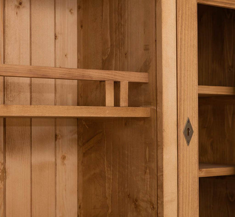 Küchen- und Buffetschrank aus Massivholz im Landhausstil -