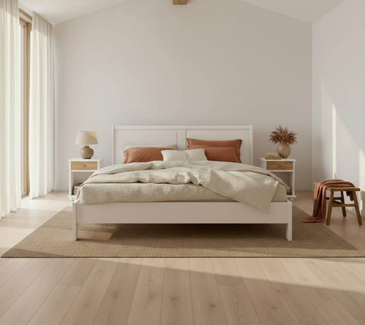 landhaus-Schlafzimmer-Set-Massivholzbett-180-kopfteil-geschwungen-zwei-Nachttische-dekoration