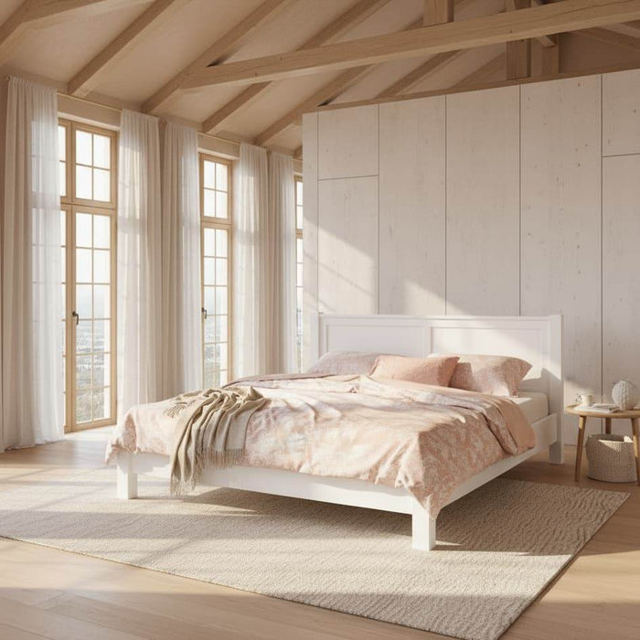 Schlichtes-Bett-aus-Massivholz-landhaus-schlafzimmer-lichtdurchflutet-decke