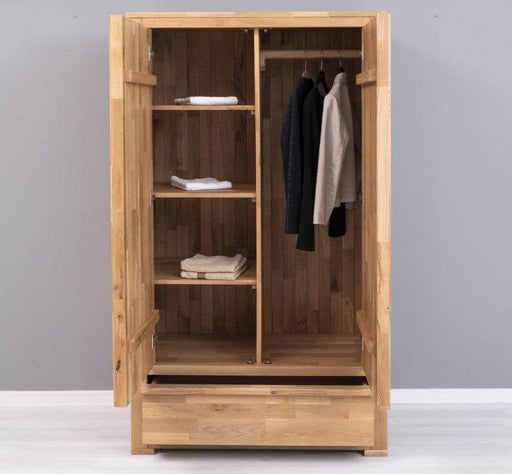Moderner Kleiderschrank aus massiver Wildeiche -