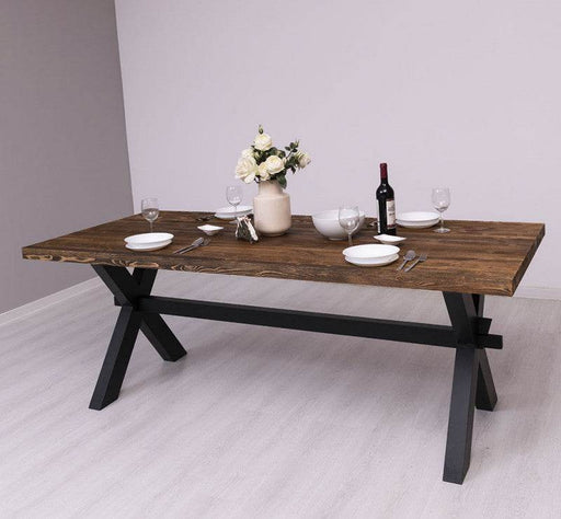 Rustikaler Landhaus Esstisch aus Massivholz - mit Eichenplatte oder Pinienplatte - Eiche geflammt und gebürstet | Schwarz