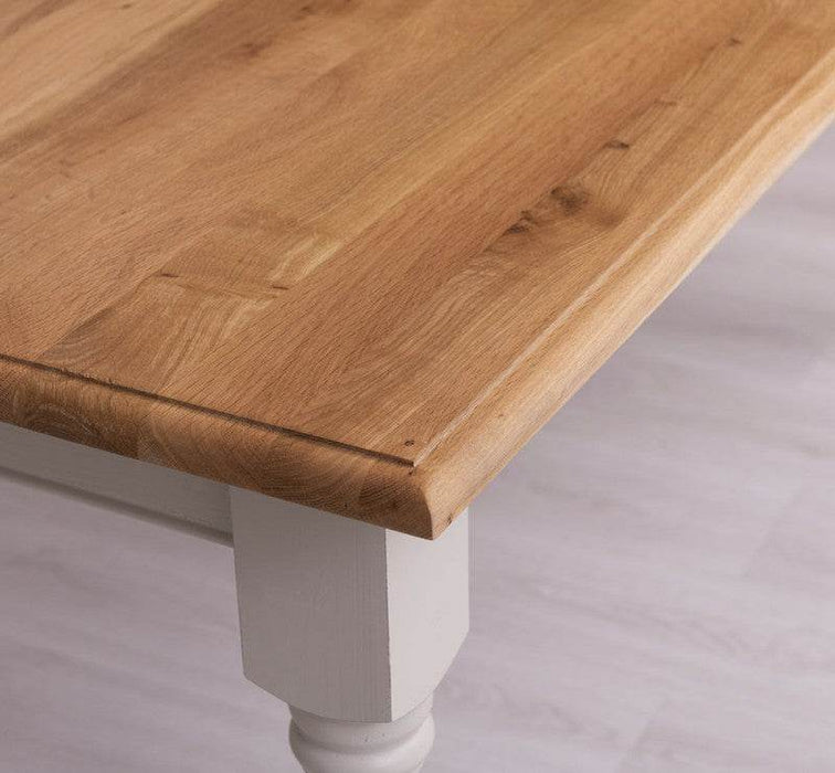 Esstisch aus Massivholz mit gedrehten Beinen - Eiche lackiert | Beige