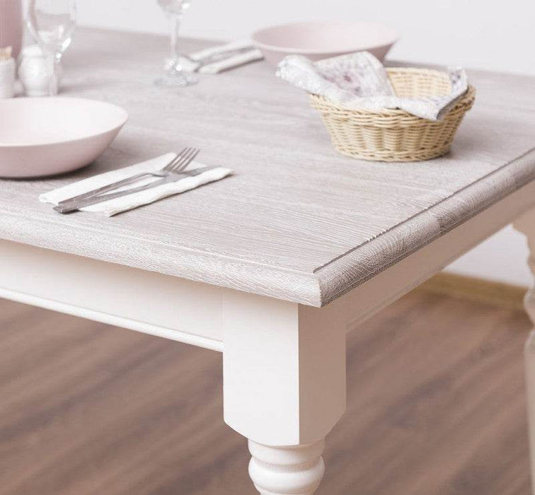 Esstisch aus Massivholz mit gedrehten Beinen - Eiche lackiert | Beige