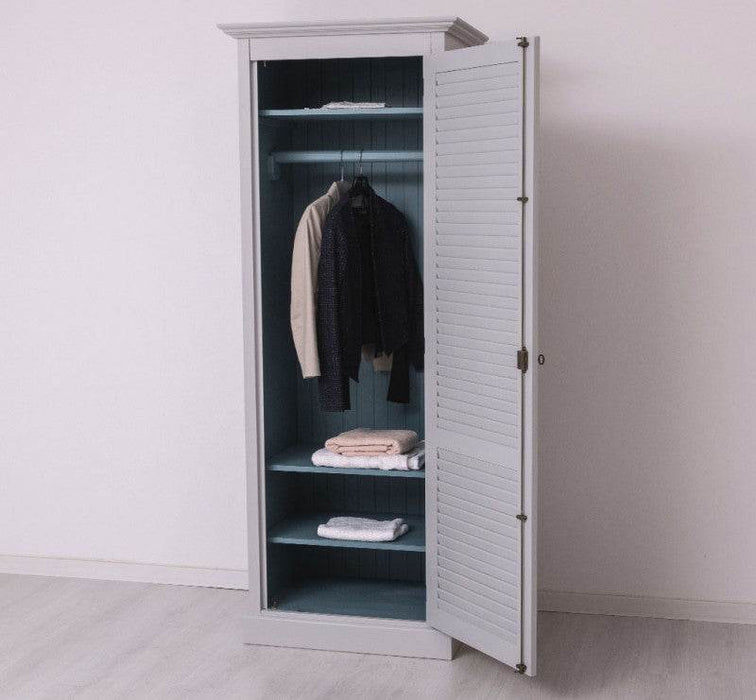 Abschließbarer Kleiderschrank aus Massivholz mit Lamellentür - Gebürstet