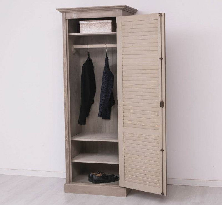Abschließbarer Kleiderschrank aus Massivholz mit Lamellentür - Gebürstet