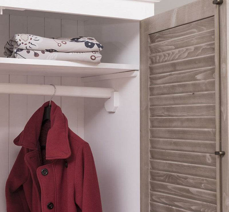 Abschließbarer Kleiderschrank aus Massivholz mit Lamellentür - Gebürstet